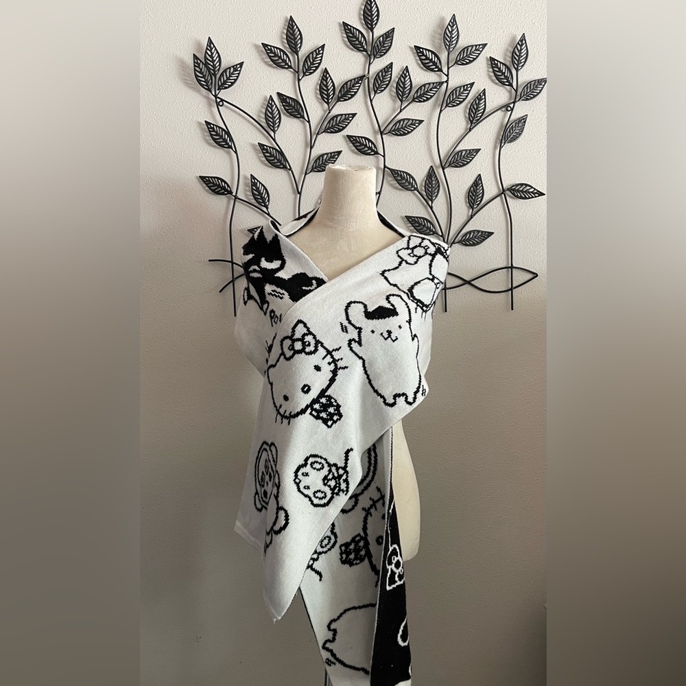 Hello Kitty Scarf 🧣 white and Black reversible scarf.